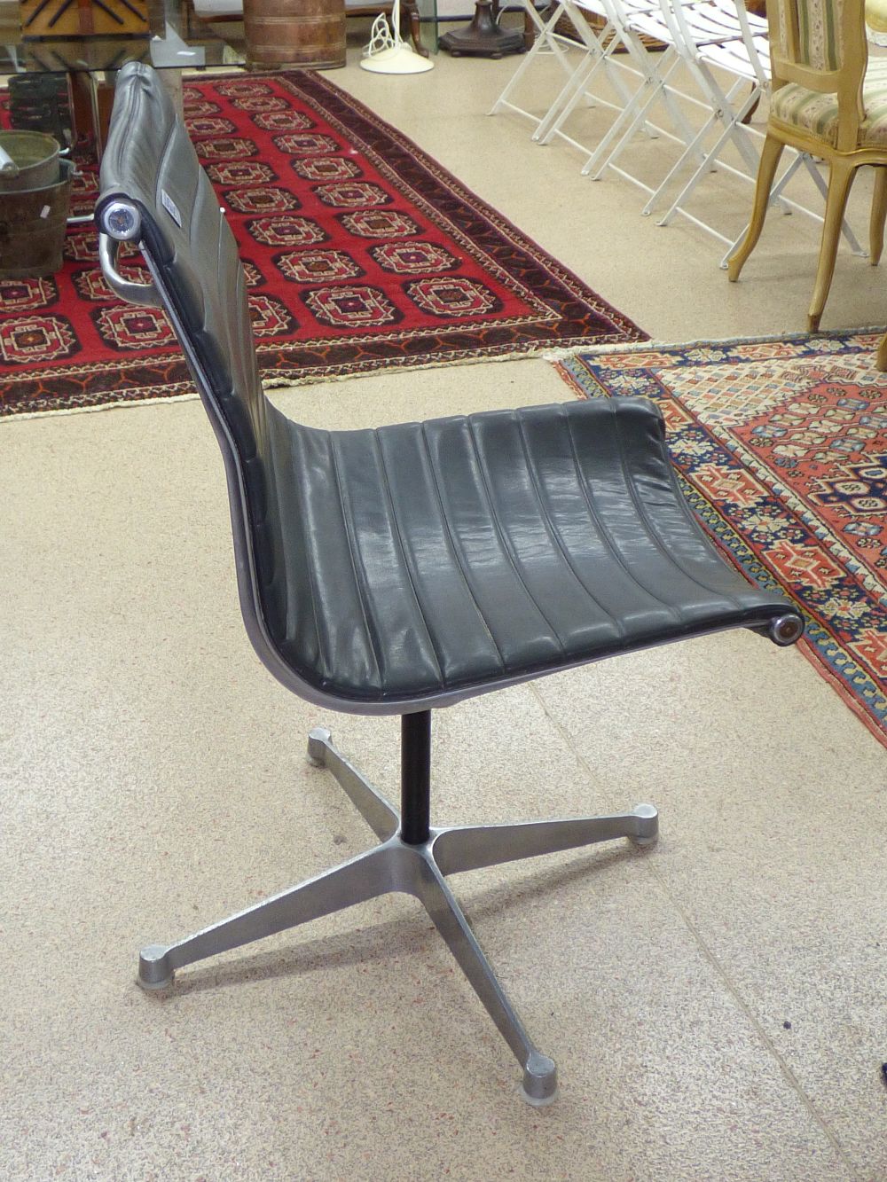 MID CENTURY HERMAN MILLER CHARLES EAMES CHAIR - Image 3 of 7