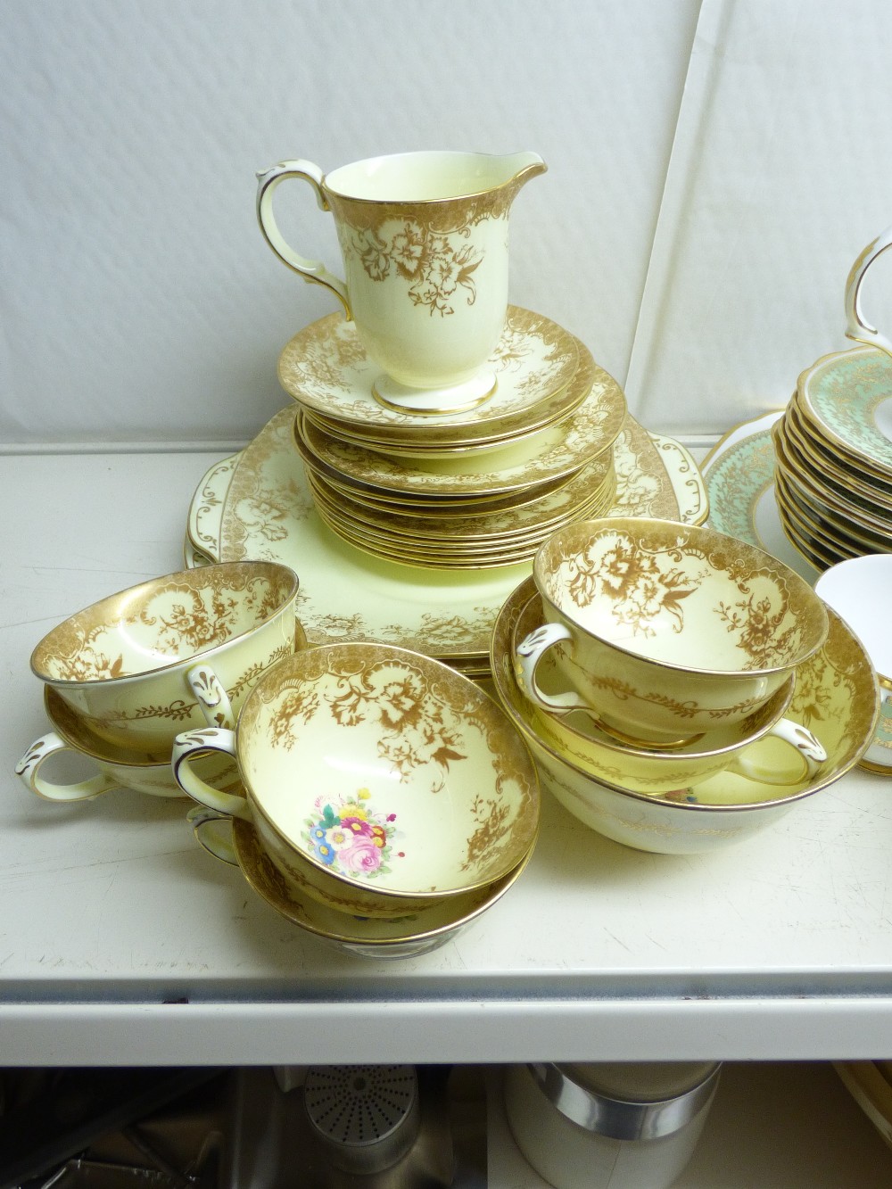 QUANTITY OF CROWN STAFFORDSHIRE & GROSVENOR CERAMICS - Image 3 of 6