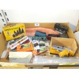 QUANTITY OF MODEL RAILWAY ITEMS INCLUDING HORNBY CARRIAGES & SCENERY