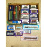 BOXED MODEL RAILWAY CARRIAGES INCLUDING PALITOY & AIRFIX