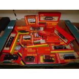 QUANTITY OF HORNBY 00 GAUGE CARRIAGES