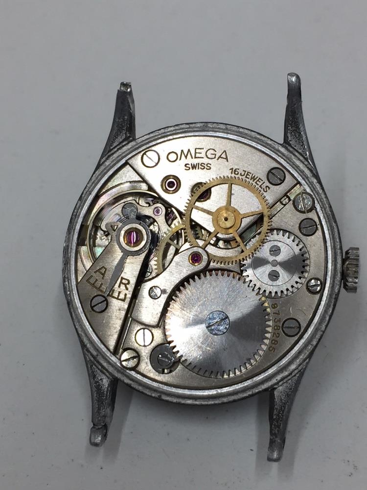 CIRCA 1939 MILITARY OMEGA AIRMANS WATCH OMEGA MOVEMENT CALIBRE 30T2SC # 9738285 CASE # 16542041 - Image 2 of 8