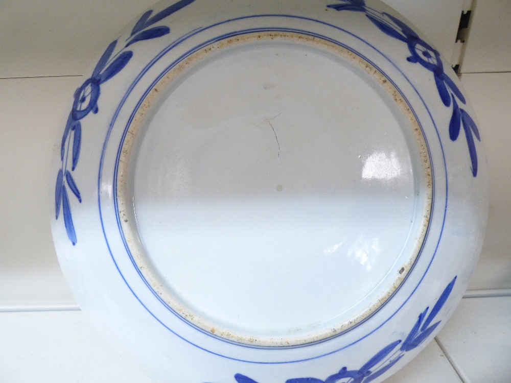 LARGE IMARI PORCELAIN CIRCULAR CHARGER 40 CMS DIAMETER - Image 3 of 3