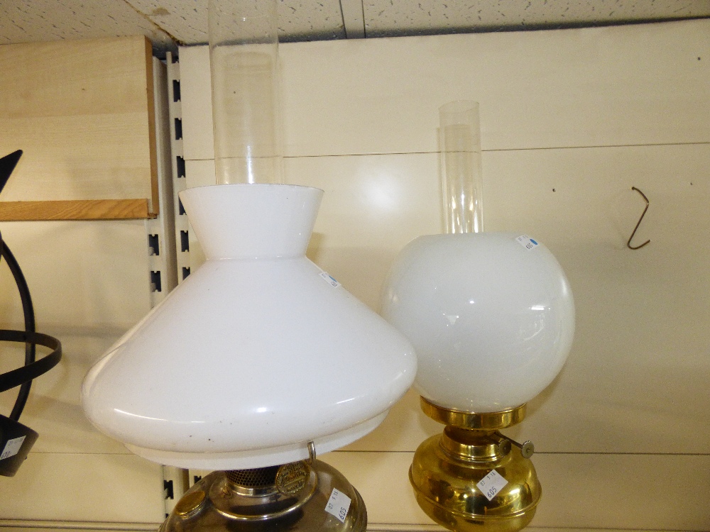 2 X OIL LAMPS, 1 X BRASS & 1 X WHITE METAL BASED - Image 4 of 5