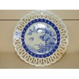 AN JAPANESE BLUE AND WHITE PLATE WITH PIERCED FILIGREE EDGE DECORATION, 19TH CENTURY,