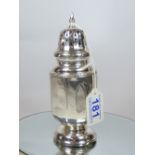 A SILVER SUGAR SHAKER, HALLMARKED BIRMINGHAM 1914 BY WILLIAM NEALE & SONS, 17 CM TALL. (APPROX