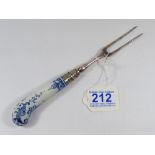 EARLY 19TH CENTURY BLUE & WHITE PORCELAIN PISTOL-GRIP MEAT FORK