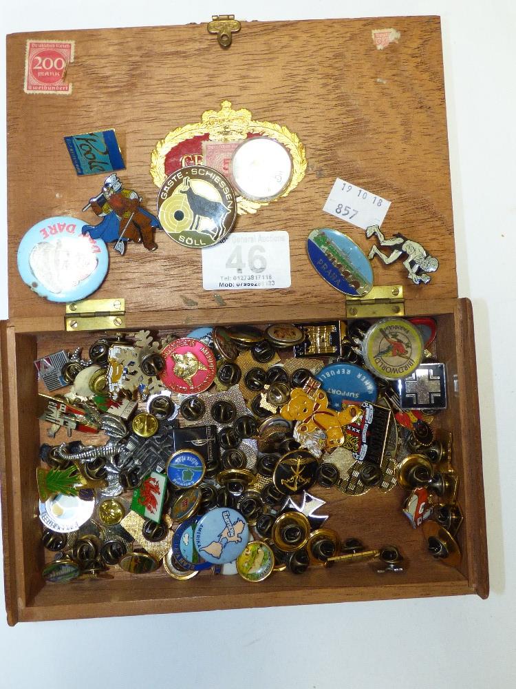 QUANTITY OF MIXED BADGES INCLUDING ENAMEL EXAMPLES AND DAN DARE - Image 2 of 2