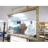 A LARGE RECTANGULAR HANGING WALL MIRROR IN GILDED WOODEN FRAME. 118 X 78 CM