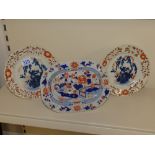 19TH CENTURY PAIR OF BLUE & RUST FIANCE PLATES AND A 19TH CENTURY IRONSTONE PLATE 20 CMS