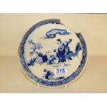 A CHINESE 19TH CENTURY BLUE & WHITE LIPPED DISH WITH FIGURES IN LANDSCAPE, 6 CHARACTER MARKS TO