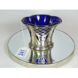 A SILVER DISH / VASE WITH BLUE GLASS LINER, HALLMARKED SHEFFIELD 1903 BY WALKER & HALL. SILVER