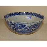 A CHINESE 19TH CENTURY BLUE AND WHITE BOWL DECORATED WITH STYLISED DRAGONS AMONGST A FLORAL