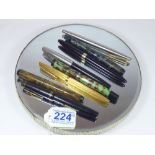 8 x PENS INCLUDING FOUNTAIN PENS INCLUDING GOLD NIBBED, A STEPHENS LEVERFIL AND A PLATIGNUM DE