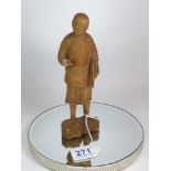 AN ORIENTAL WOODEN FIGURE OF A STANDING FIGURE HOLDING A HAT, 21.5 CM TALL (ONE ARM AF)