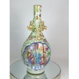 LATE 19TH CENTURY CANTONESE FAMILLE VERT DOG OF FO VASE - 24 CMS