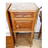 A LATE 19TH / EARLY 20TH CENTURY MAHOGANY BEDSIDE CABINET WITH MARBLE TOP, 90 CM TALL.