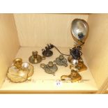 BRASS AND METAL CANDLE STICKS, 5 WITH DRIP PANS; AND A LAMP