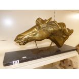 A BRASS HORSES HEAD ON A MARBLE BASE (46 x 30 CM)