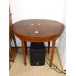 AN EDWARDIAN MAHOGANY OVAL SIDE TABLE, 77 CM TALL