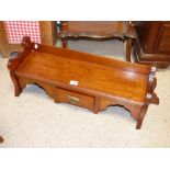 AN EDWARDIAN MAHOGANY HANGING BOOKSHELF WITH SINGLE DRAWER TO CENTRE, 71 CM WIDE