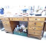 A 20TH CENTURY PINE PEDESTAL DESK, THE LEATHER TOP WITH GILT TOOLED DECORATION AROUND THE BORDER,