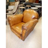 AN EARLY 20TH CENTURY LEATHER CLUB CHAIR ON RAISED WOODEN SUPPORTS - 73 CM TALL