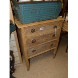 A 1930s SMALL OAK CHEST OF 3 DRAWERS, 61 CM WIDE BY 75 CM TALL