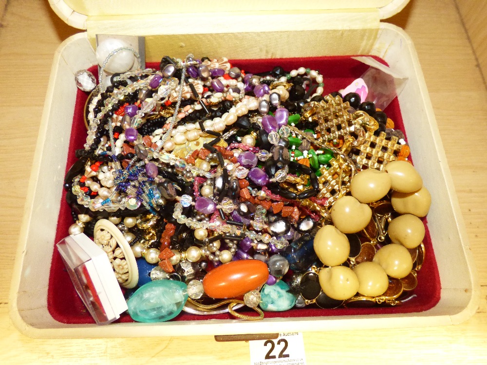 JEWELLERY BOX WITH COSTUME JEWELLERY - Image 2 of 2