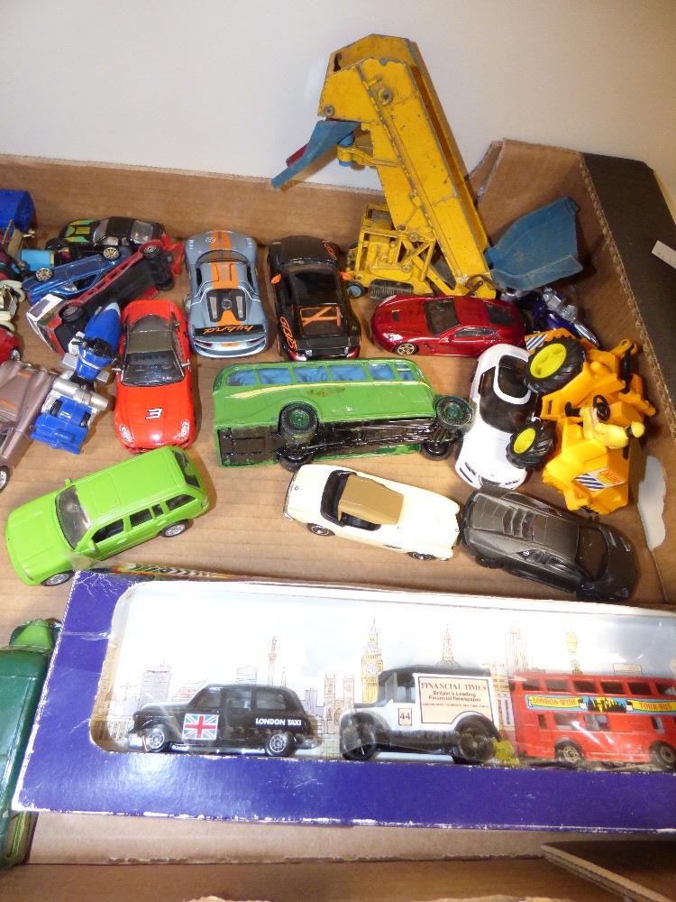 A MIXED COLLECTION OF DIECAST MODEL VEHICLES INCLUDING BOXED MATCHBOX, CORGI AND HOT WHEELS - Image 3 of 3