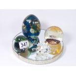 3 GLASS PAPERWEIGHTS BY MDINA TOGETHER WITH A SWAROVSKI HEDGEHOG