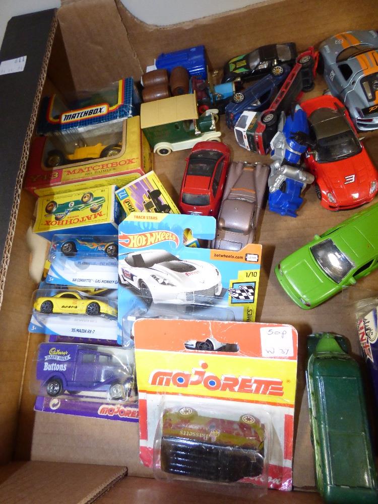 A MIXED COLLECTION OF DIECAST MODEL VEHICLES INCLUDING BOXED MATCHBOX, CORGI AND HOT WHEELS - Image 2 of 3