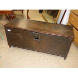 AN 18TH CENTURY OAK STORAGE TRUNK, ENGRAVED DECORATION TO FRONT INCLUDING THE DATE 1693. 94 CM IN