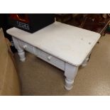 A WHITE PAINTED WOODEN COFFEE TABLE WITH 2 DRAWERS TO ONE SIDE, 90 CM WIDE