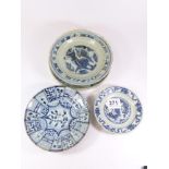 A GROUP OF 3 CHINESE BLUE AND WHITE CERAMIC PLATES, ONE WITH CHARACTER MARKS TO BASE, LARGEST 20.5CM