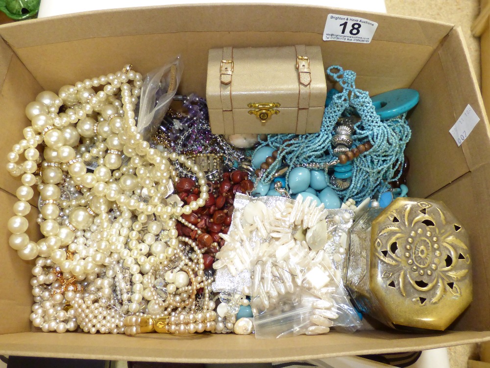 A QUANTITY OF COSTUME JEWELLERY - Image 2 of 3