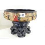 A EMBOSSA WARE CERAMIC BOWL ON STAND DECORATED WITH ORIENTAL FIGURES (25 X 30 CM)