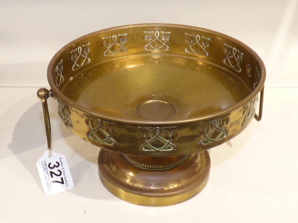 AN ART NOUVEAU BRASS 2 HANDLED CENTRE PIECE WITH GLASS LINER - 14 X 21 - Image 2 of 3