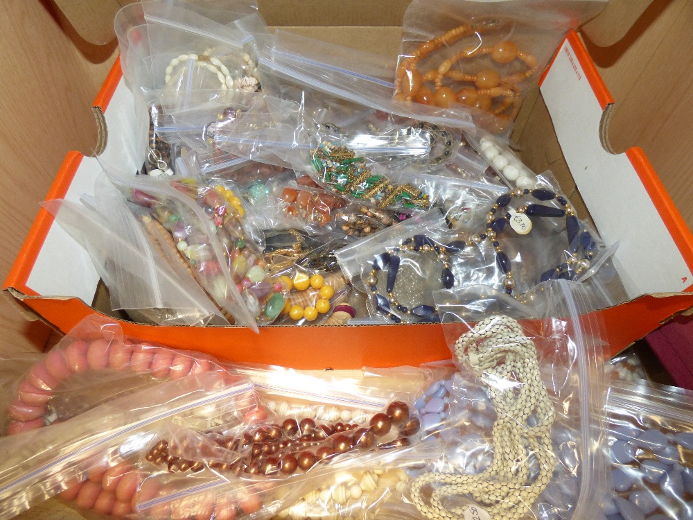 A QUANTITY OF COSTUME JEWELLERY - Image 2 of 2