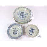 A GROUP OF 3 ORIENTAL CERAMIC BLUE AND WHITE BOWLS / DISHES, LARGEST 18.5 CM IN DIAMETER
