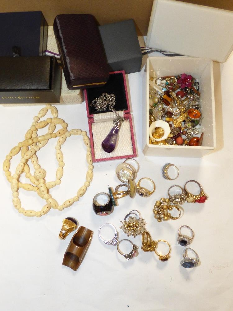 A QUANTITY OF COSTUME JEWELLERY - Image 3 of 3