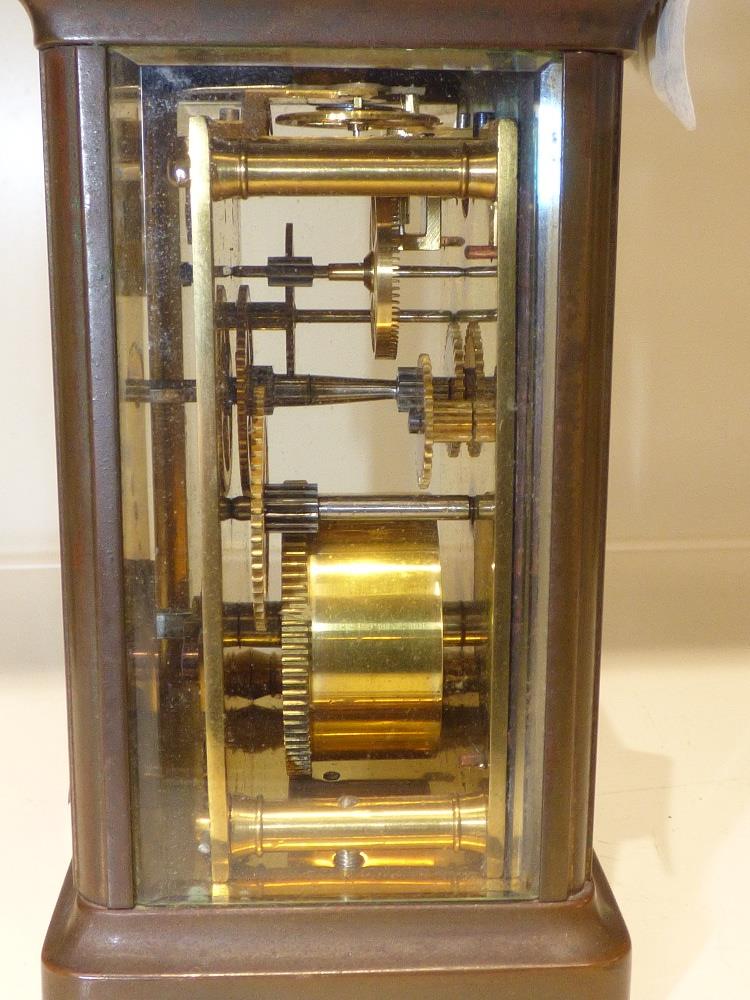 A BRASS CASED CARRIAGE CLOCK, BY W.M BRADFORD AND SONS, MADE IN PARIS, 12 CM TALL - Image 5 of 7