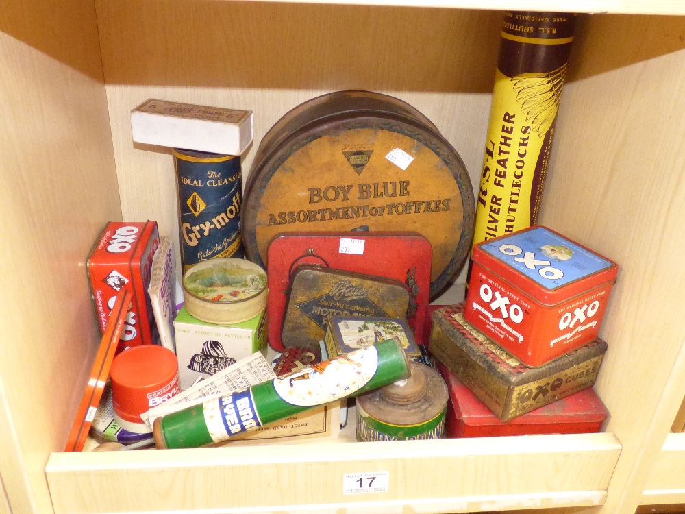 A COLLECTION OF TINS INCLUDING BOY BLUE TOFFEE TIN, OXO EXAMPLES, A BRYLCREAM POT AND OTHER TINS