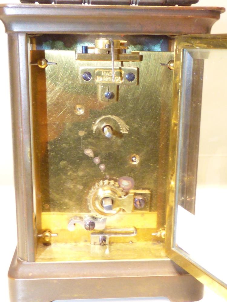 A BRASS CASED CARRIAGE CLOCK, BY W.M BRADFORD AND SONS, MADE IN PARIS, 12 CM TALL - Image 6 of 7