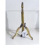 AN EXTENDING BRASS POLE WITH TRIPOD BASE, 30 CM TO 50 CM TALL
