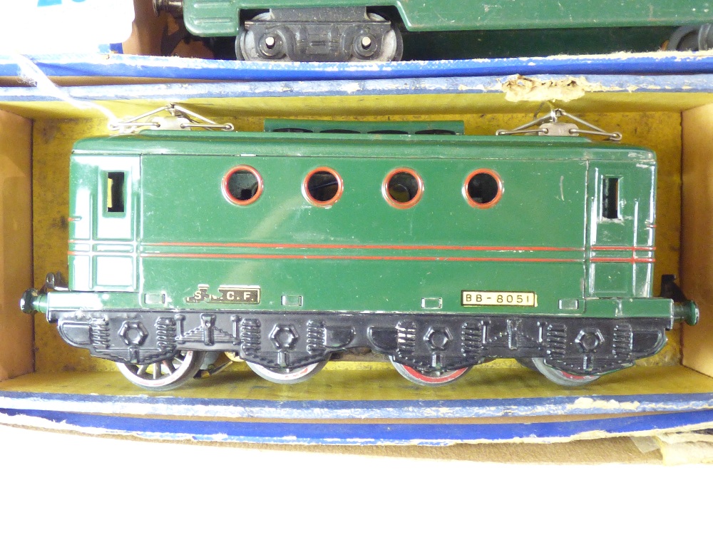 FRENCH HORNBY OBBV LE MISTRAL ELECTRIC TRAINSET CONTAINING ENGINE, 2 COACHES, TRACK WITH ORIGINAL - Image 5 of 19