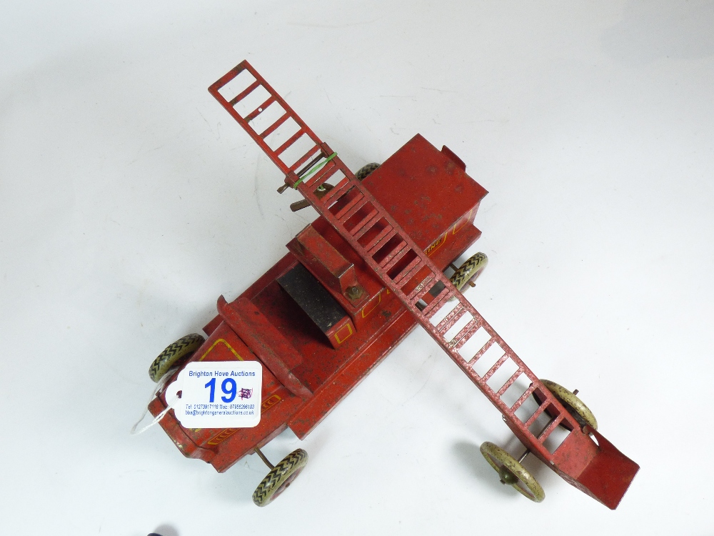TIN PLATE FIRE ENGINE WITH DETACHABLE LADDER, CLOCKWORK MOTOR, CHAD VALLEY. A/F - Image 4 of 8