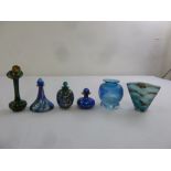 Four glass perfume bottles with stoppers of various form and two vases, (6)