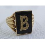 9ct yellow gold and onyx signet ring, approx total weight 4.3g