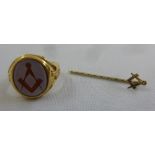 18ct yellow gold gentlemans Masonic ring and a 9ct yellow gold Masonic lapel badge, approx total